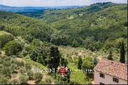 COUNTRY VILLA FOR SALE IN AREZZO, TUSCANY