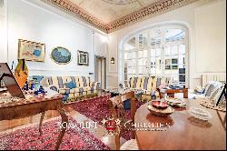 LUXURY PROPERTY FOR SALE TWO STEPS FROM PIAZZA DELLA SIGNORIA, FLORENCE