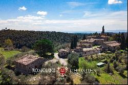 ESTATE WITH RURAL HAMLET FOR SALE IN GAIOLE IN CHIANTI, TUSCANY