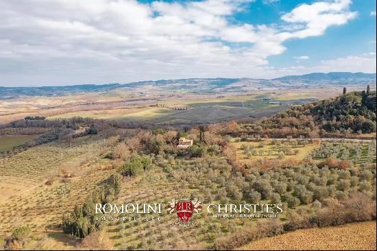 COUNTRY HOUSE TO BE RESTORED FOR SALE IN VAL D'ORCIA