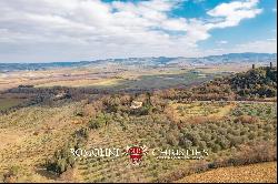 COUNTRY HOUSE TO BE RESTORED FOR SALE IN VAL D'ORCIA