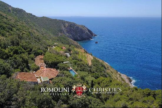 LUXURY WATERFRONT VILLA FOR SALE IN MONTE ARGENTARIO