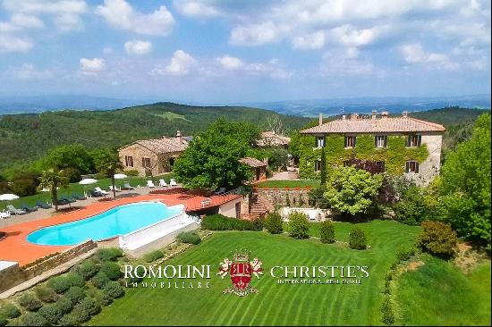 RESTORED HAMLET, ESTATE FOR SALE CHIANTI HILLS, SIENA