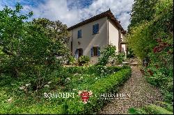 ELEGANT PERIOD VILLA WITH PARK FOR SALE IN TUSCANY