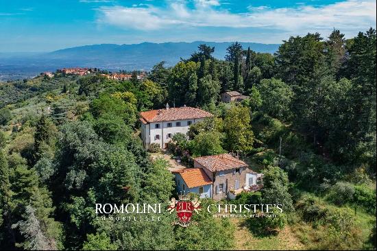 ELEGANT PERIOD VILLA WITH PARK FOR SALE IN TUSCANY