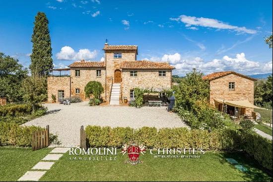 LUXURY COUNTRY HOUSE WITH POOL FOR SALE IN MONTEPULCIANO, TUSCANY