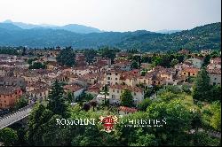 VILLA WITH GUESTHOUSE FOR SALE IN LUCCA, TUSCANY