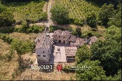 SMALL ESTATE WITH VINEYARD FOR SALE IN TUSCANY, ANGHIARI | Romolini - Christie's