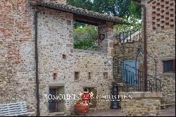 SMALL ESTATE WITH VINEYARD FOR SALE IN TUSCANY, ANGHIARI | Romolini - Christie's