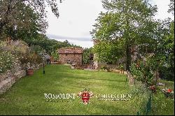 SMALL ESTATE WITH VINEYARD FOR SALE IN TUSCANY, ANGHIARI | Romolini - Christie's