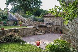 SMALL ESTATE WITH VINEYARD FOR SALE IN TUSCANY, ANGHIARI | Romolini - Christie's