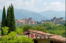 40.6-HA ESTATE WITH HISTORIC VILLA FOR SALE TUSCANY | Romolini - Christie's