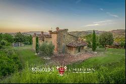 AREZZO, TUSCANY: LUXURY RESTORED FARMHOUSE WITH POOL FOR SALE