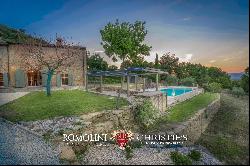 AREZZO, TUSCANY: LUXURY RESTORED FARMHOUSE WITH POOL FOR SALE