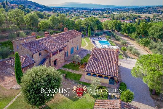 AREZZO, TUSCANY: LUXURY RESTORED FARMHOUSE WITH POOL FOR SALE