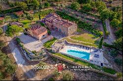 AREZZO, TUSCANY: LUXURY RESTORED FARMHOUSE WITH POOL FOR SALE