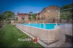 AREZZO, TUSCANY: LUXURY RESTORED FARMHOUSE WITH POOL FOR SALE