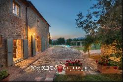 AREZZO, TUSCANY: LUXURY RESTORED FARMHOUSE WITH POOL FOR SALE