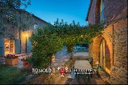 AREZZO, TUSCANY: LUXURY RESTORED FARMHOUSE WITH POOL FOR SALE