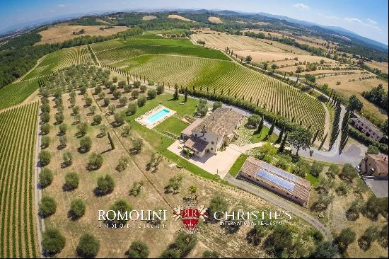 BEAUTIFUL WINE RESORT FOR SALE IN TUSCANY, SIENA, STATE OF THE ART WINERY, 25 HECTARES OF