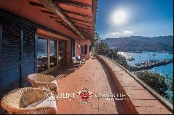 VILLA WITH PRIVATE ACCESS TO THE SEA FOR SALE ARGENTARIO, PIED DANS L'EAU