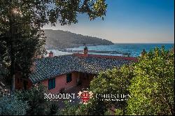 VILLA WITH PRIVATE ACCESS TO THE SEA FOR SALE ARGENTARIO, PIED DANS L'EAU