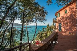 VILLA WITH PRIVATE ACCESS TO THE SEA FOR SALE ARGENTARIO, PIED DANS L'EAU