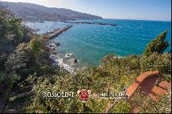 VILLA WITH PRIVATE ACCESS TO THE SEA FOR SALE ARGENTARIO, PIED DANS L'EAU