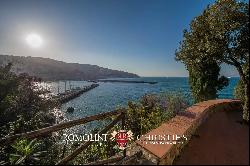 VILLA WITH PRIVATE ACCESS TO THE SEA FOR SALE ARGENTARIO, PIED DANS L'EAU