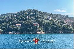 VILLA WITH PRIVATE ACCESS TO THE SEA FOR SALE ARGENTARIO, PIED DANS L'EAU