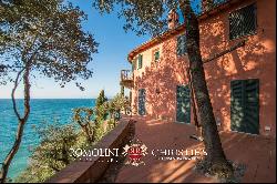 VILLA WITH PRIVATE ACCESS TO THE SEA FOR SALE ARGENTARIO, PIED DANS L'EAU