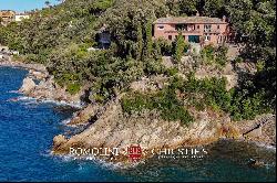 VILLA WITH PRIVATE ACCESS TO THE SEA FOR SALE ARGENTARIO, PIED DANS L'EAU