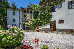 SMALL HAMLET FOR SALE IN UMBRIA MONTONE