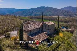 PANORAMIC COUNTRY HOUSE FOR SALE IN UMBRIA, ITALY