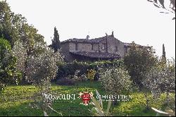 PANORAMIC COUNTRY HOUSE FOR SALE IN UMBRIA, ITALY