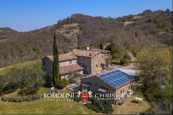 PANORAMIC COUNTRY HOUSE FOR SALE IN UMBRIA, ITALY