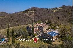 PANORAMIC COUNTRY HOUSE FOR SALE IN UMBRIA, ITALY