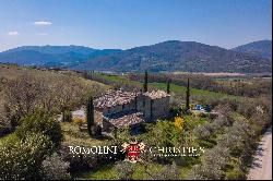 PANORAMIC COUNTRY HOUSE FOR SALE IN UMBRIA, ITALY