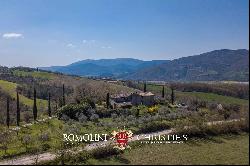 PANORAMIC COUNTRY HOUSE FOR SALE IN UMBRIA, ITALY