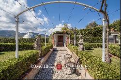 MAJESTIC LUXURY VILLA FOR SALE IN LUCCA, TUSCANY