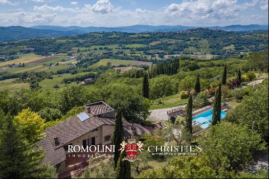 PANORAMIC VILLA WITH POOL AND PRIVATE LAKE FOR SALE IN UMBRIA