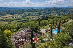 PANORAMIC VILLA WITH POOL AND PRIVATE LAKE FOR SALE IN UMBRIA