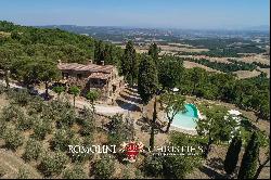 Val d'Orcia - FARMHOUSE WITH ORGANIC OLIVE GROVE FOR SALE IN TUSCANY