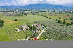 RENOVATED COUNTRY VILLA WITH POOL AND PANORAMIC VIEW OF ASSISI, UMBRIA