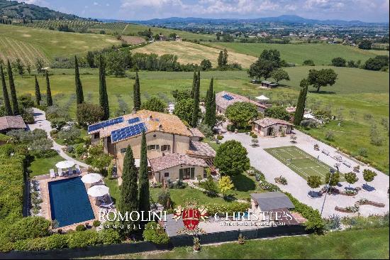 RENOVATED COUNTRY VILLA WITH POOL AND PANORAMIC VIEW OF ASSISI, UMBRIA