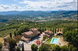 FARMHOUSE WITH POOL FOR SALE IN UMBERTIDE, UMBRIA