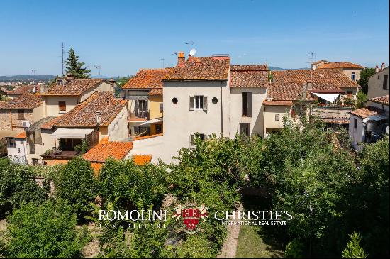 RESTORED TOWNHOUSE WITH GARDEN FOR SALE IN THE HISTORIC CENTER OF AREZZO