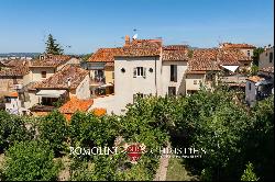 RESTORED TOWNHOUSE WITH GARDEN FOR SALE IN THE HISTORIC CENTER OF AREZZO