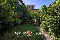 RESTORED TOWNHOUSE WITH GARDEN FOR SALE IN THE HISTORIC CENTER OF AREZZO