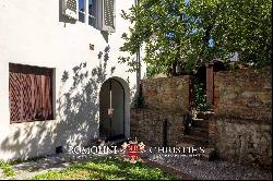 RESTORED TOWNHOUSE WITH GARDEN FOR SALE IN THE HISTORIC CENTER OF AREZZO